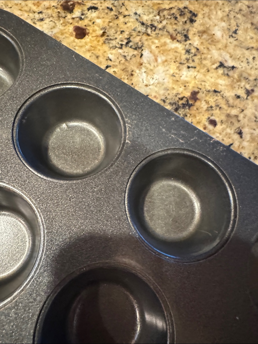 Oneida muffin pan - Picture 5 of 6